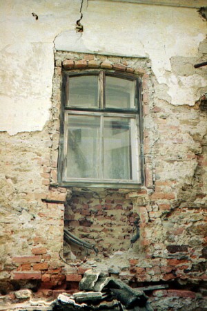 Okno do dvora v jižním křídle hostince, dnešní sklad, 2002